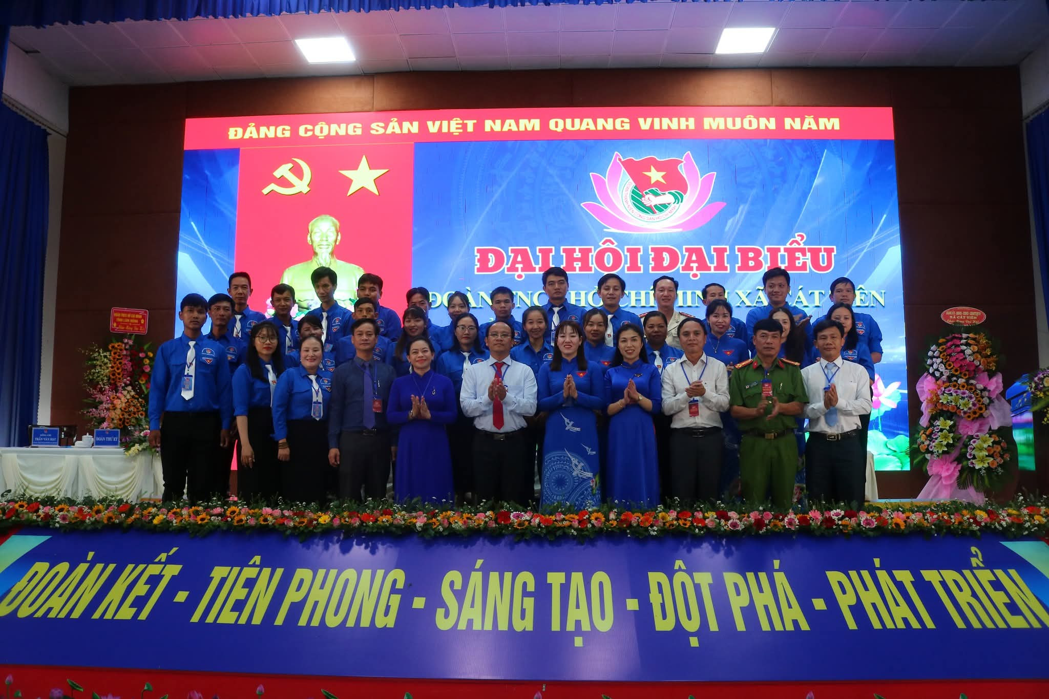 Các đồng chí chụp hình lưu niệm với Ban 