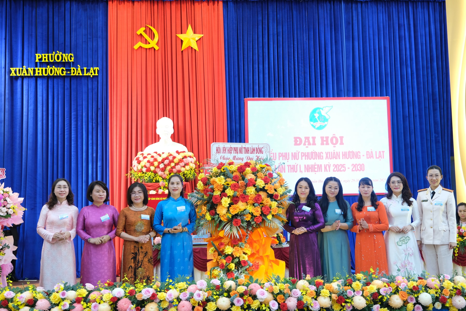 A União Provincial das Mulheres de Lam Dong apresentou flores para felicitar o Congresso
