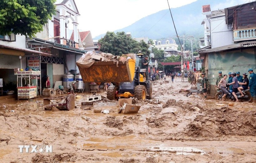 Vẫn còn tình trạng người dân chủ quan, đi qua khu vực ngập lụt, sạt lở. (Ảnh minh họa. Nguồn: TTXVN)