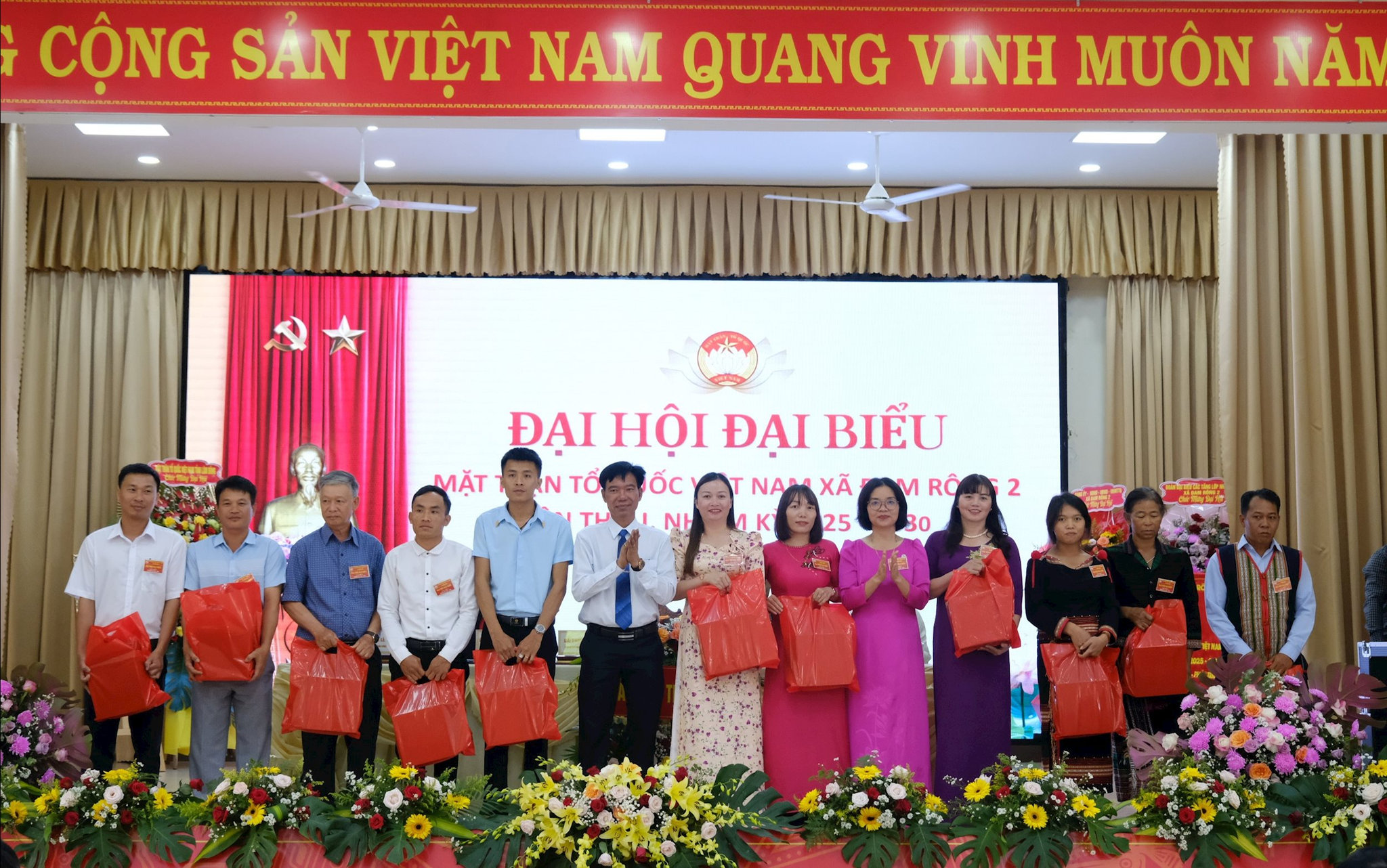 Tặng quà chia tay các đồng chí Ủy viên không tái cử