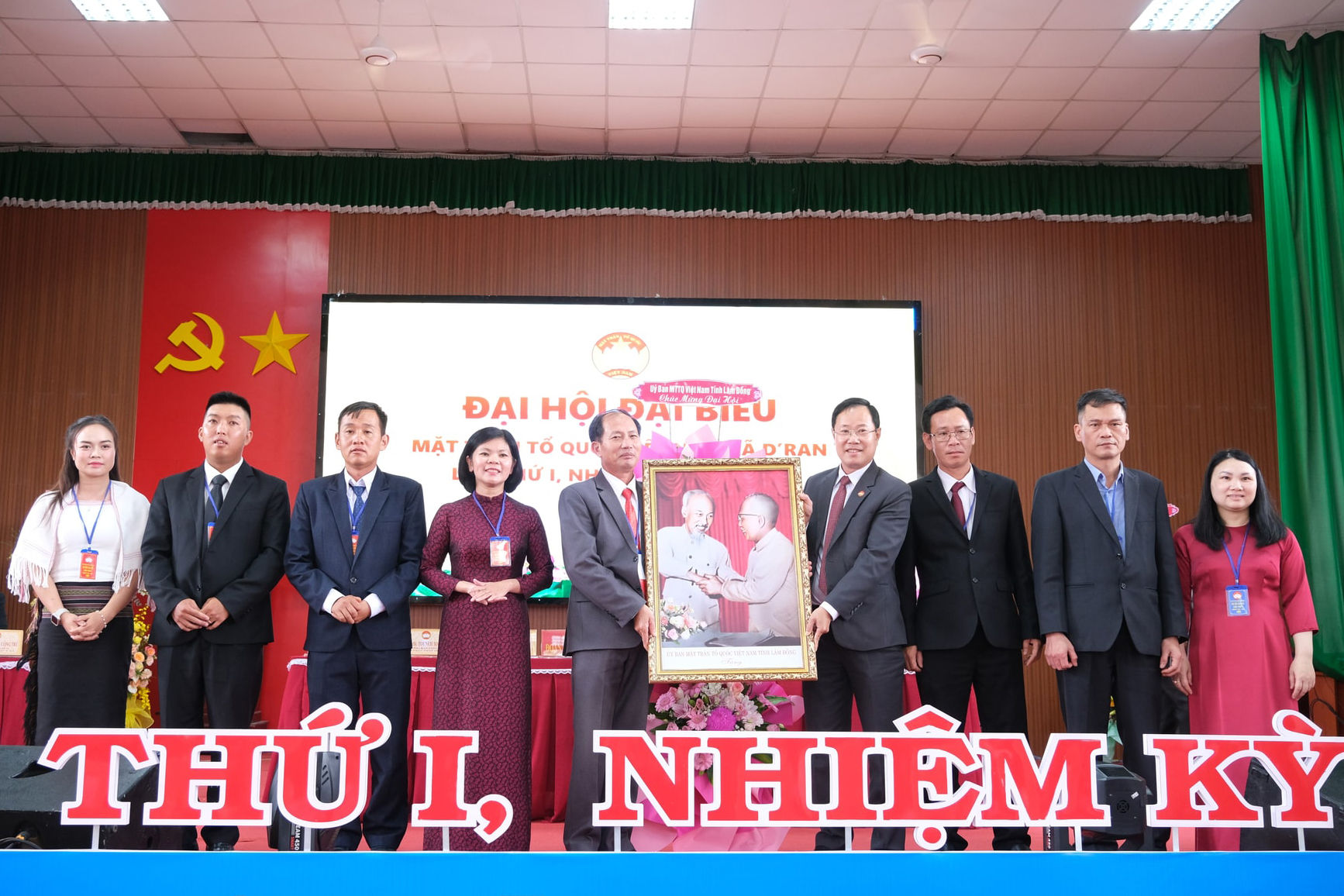 uy-ban-mttq-tinh-tang-hoa-chuc-mung-dai-hoi.jpg