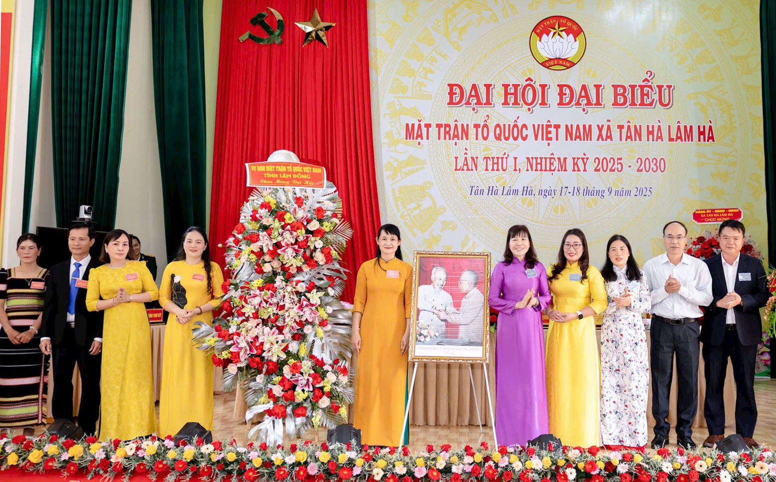 uy-ban-mttq-viet-nam-tinh-tang-hao-va-buc-tranh-bac-ho-va-bac-ton-chuc-mung-dai-hoi.jpg