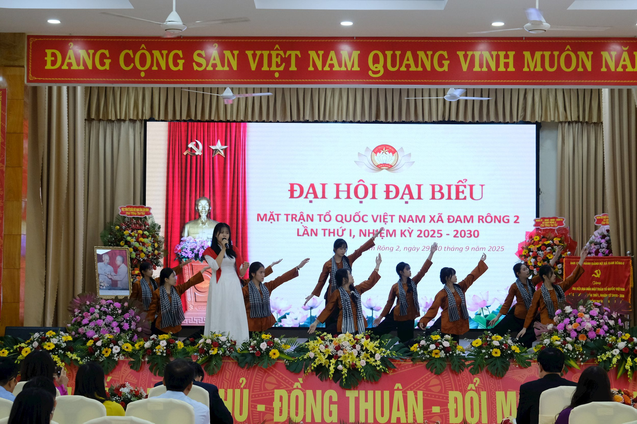 Văn nghệ khai mạc Đại hội