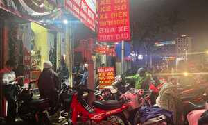Người Hà Nội xếp hàng dài chờ sửa xe chết máy sau trận ngập lớn