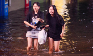 Hà Nội mưa xối xả, trường học hỗ trợ học sinh ăn, ngủ qua đêm 
