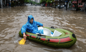 Hà Nội mưa ngập, trường tổ chức cho học sinh ăn ngủ qua đêm