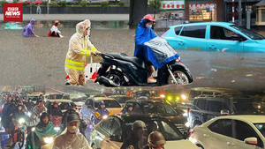Người dân Hà Nội vật lộn với biển nước trong giờ tan tầm