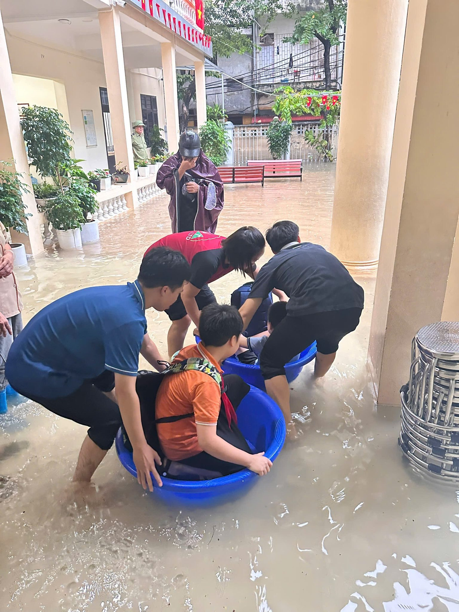 Loạt hình ảnh xúc động pha chút hài hước trong ngày Hà Nội ngập nặng - 2