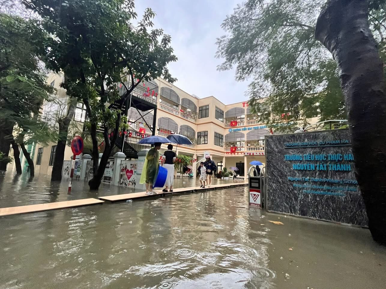 Trường Tiểu học Thực hành Nguyễn Tất Thành bắc cầu cho học sinh ra ngoài. (Ảnh: Cẩm Lai)