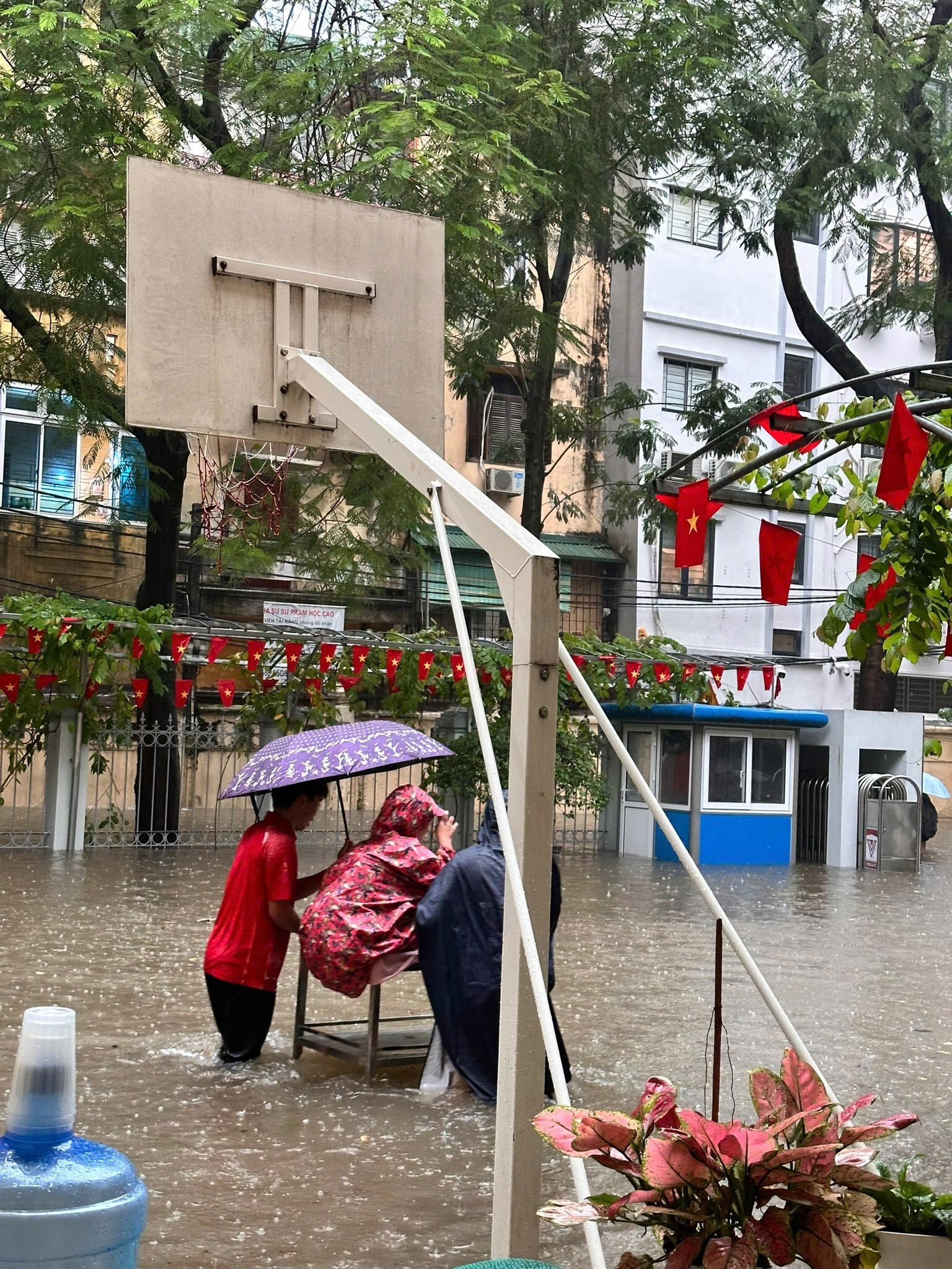 Loạt hình ảnh xúc động pha chút hài hước trong ngày Hà Nội ngập nặng - 3