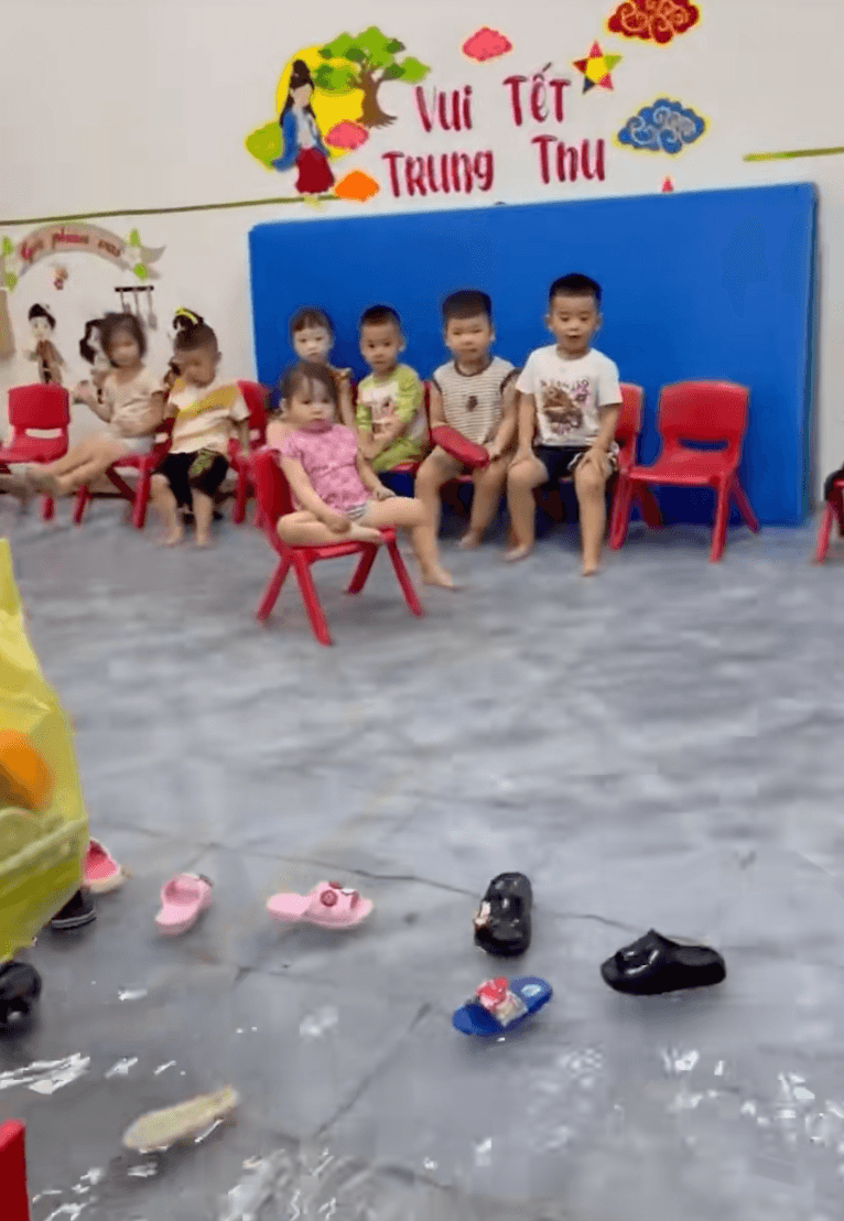 Loạt hình ảnh xúc động pha chút hài hước trong ngày Hà Nội ngập nặng - 4