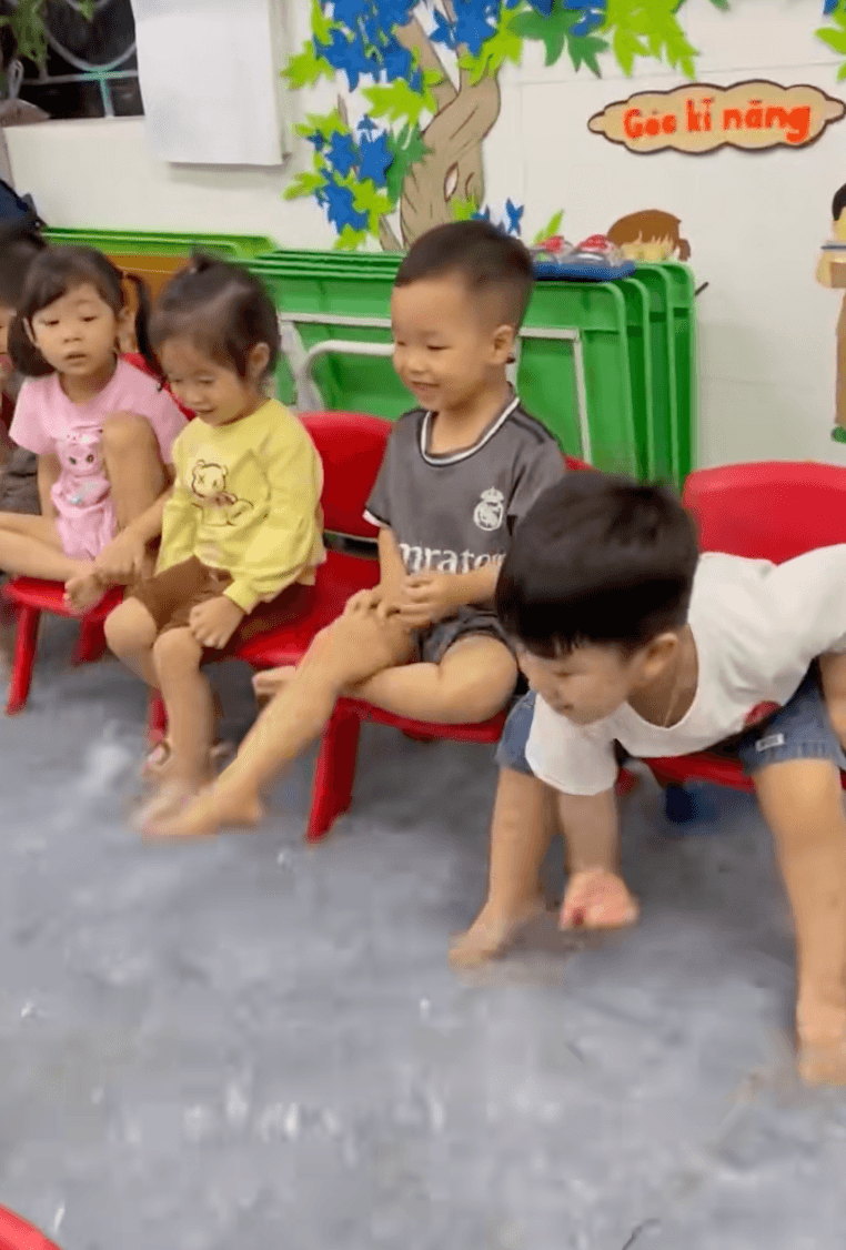 Loạt hình ảnh xúc động pha chút hài hước trong ngày Hà Nội ngập nặng - 5