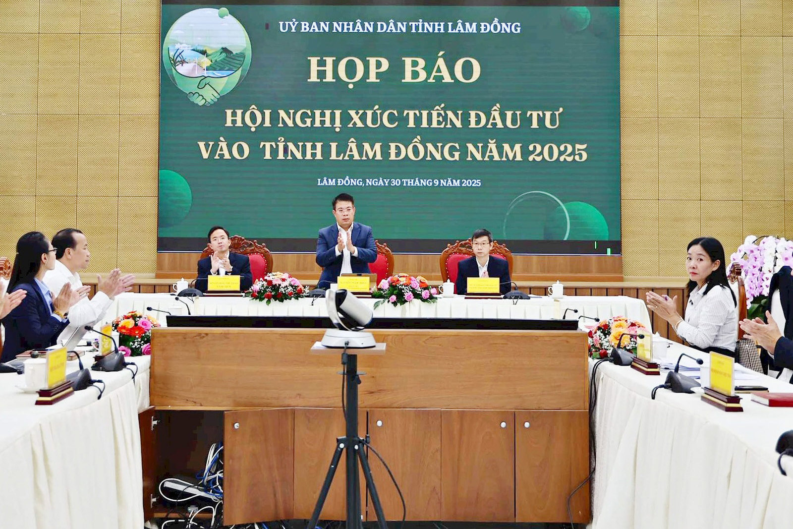hoi-nghi-1-.jpg