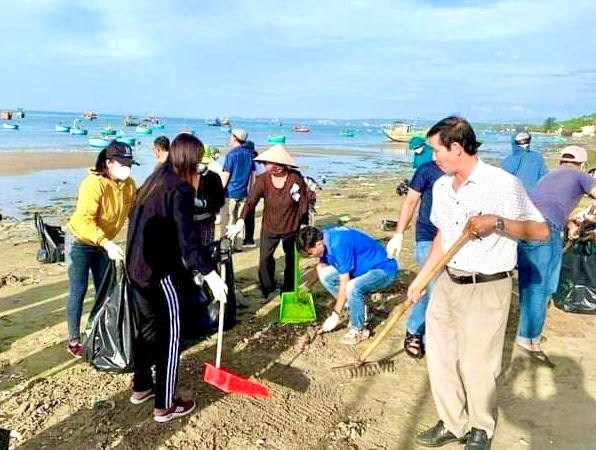 Hội viên nông dân phường Mũi Né tham gia dọn dẹp rác bảo vệ môi trường