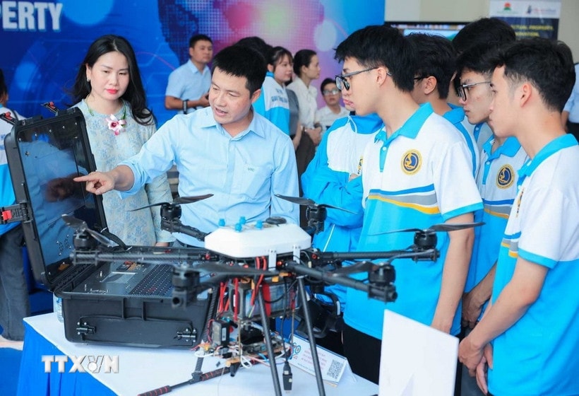 Sinh viên tham quan gian trưng bày sản phẩm khoa học công nghệ. (Ảnh: Hoàng Hiếu/TTXVN)