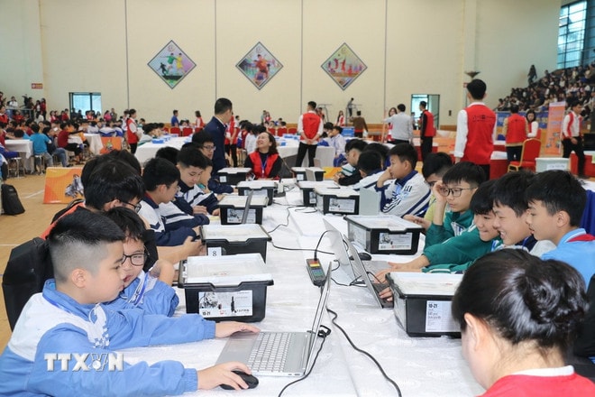 Nhiều trường học xây dựng các câu lạc bộ về thể thao, nghệ thuật, STEM (Khoa học, Công nghệ, Kỹ thuật và Toán học)... để học sinh được lựa chọn theo sở thích và khả năng. (Ảnh: Bích Huệ/ TTXVN) ttxvn-stem.jpg