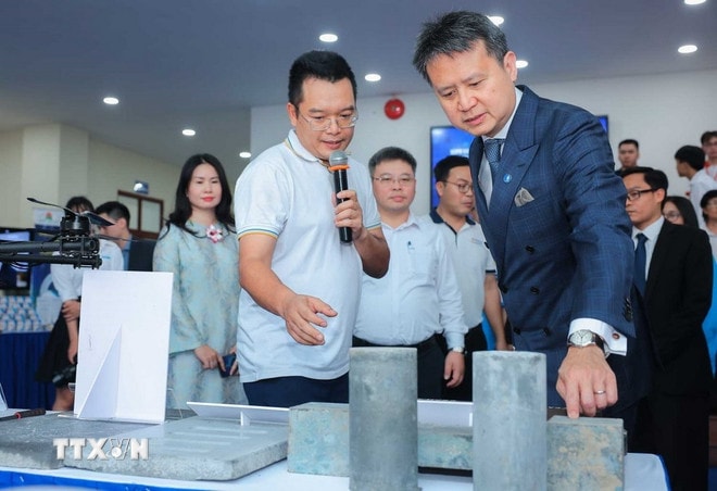 Tổng Giám đốc Tổ chức Sở hữu trí tuệ thế giới Daren Tang tham quan các gian trưng bày các sáng kiến, thành tựu khoa học. (Ảnh: Hoàng Hiếu/TTXVN) ttxvn-doi-moi-sang-tao2.jpg