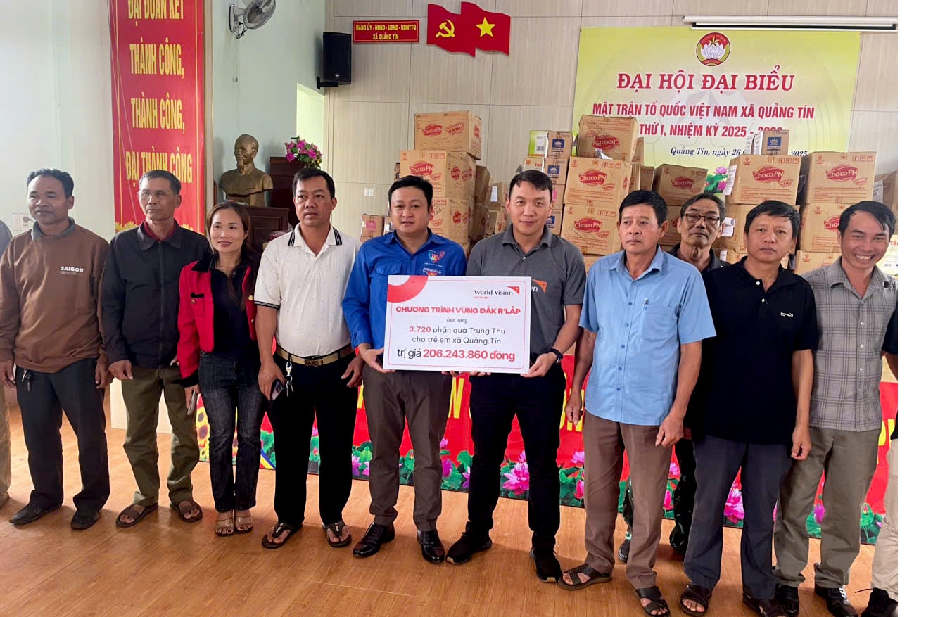 តំណាងអង្គការទស្សនៈពិភពលោកបានប្រគល់អំណោយជូនតំណាងរណសិរ្សមាតុភូមិវៀតណាមឃុំ Quang Tin។