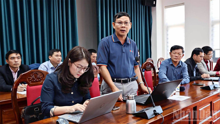 Các nhà báo trao đổi thông tin báo chí quan tâm tại Đại hội đại biểu Đảng bộ tỉnh Lâm Đồng lần thứ nhất. ndo_br_8.jpg