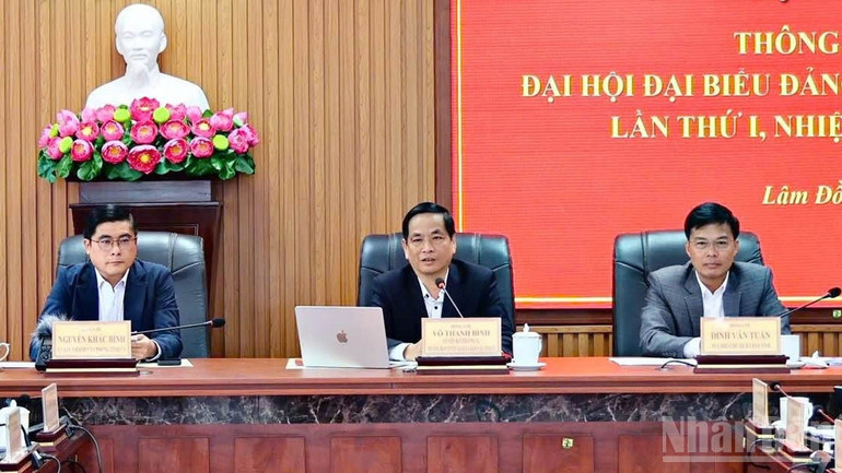 Các đồng chí chủ trì họp báo. ndo_br_5.jpg