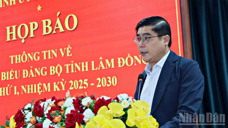Chánh Văn phòng Tỉnh ủy Lâm Đồng Nguyễn Khắc Bình thông tin khái quát về Văn kiện Đại hội đại biểu Đảng bộ tỉnh Lâm Đồng lần thứ I và các nội dung liên quan đại hội. ndo_br_6.jpg