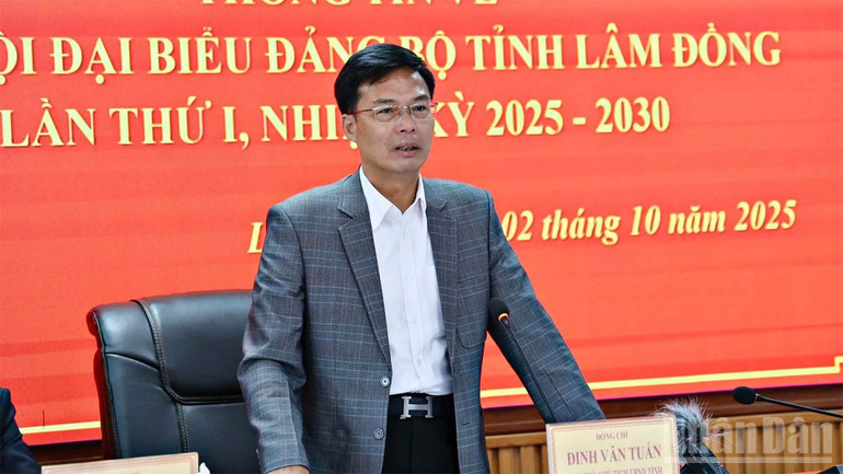 Phó Chủ tịch Ủy ban nhân dân tỉnh Lâm Đồng Đinh Văn Tuấn trao đổi các vấn đề nhà báo quan tâm về Đại hội đại biểu Đảng bộ tỉnh Lâm Đồng lần thứ nhất. ndo_br_4.jpg