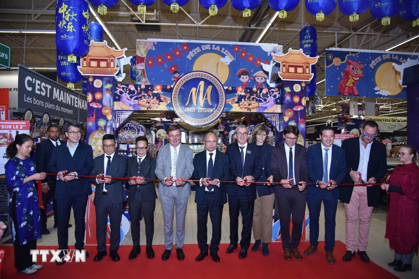 Đại sứ Đinh Toàn Thắng cùng lãnh đạo tỉnh, vùng địa phương và quan khách cắt băng khai trương Tuần hàng Việt Nam tại Carefour Verdun. (Ảnh: Ngọc Hiệp/TTXVN)
