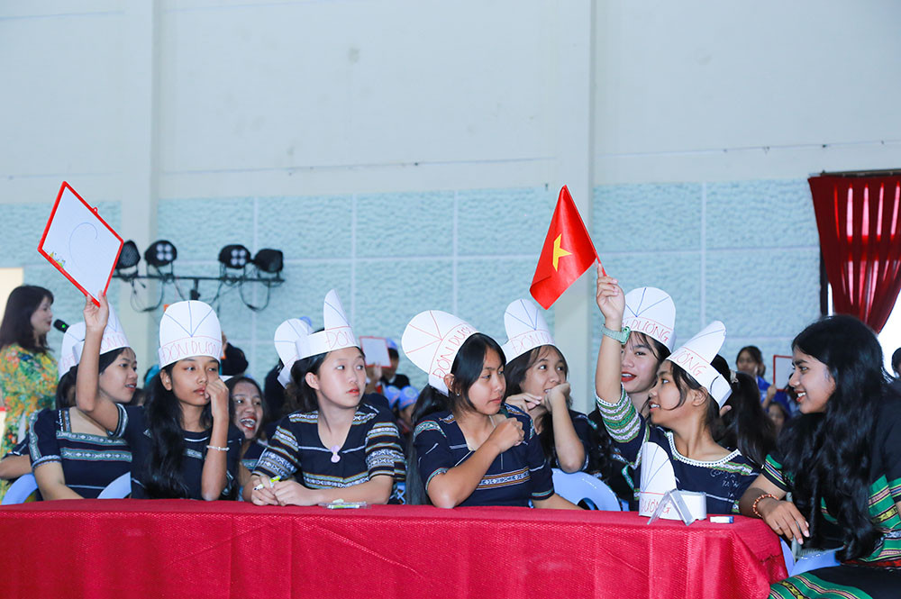Học sinh dân tộc thiểu số Lâm Đồng tại cuộc thi tìm hiểu về Luật Bình đẳng giới
