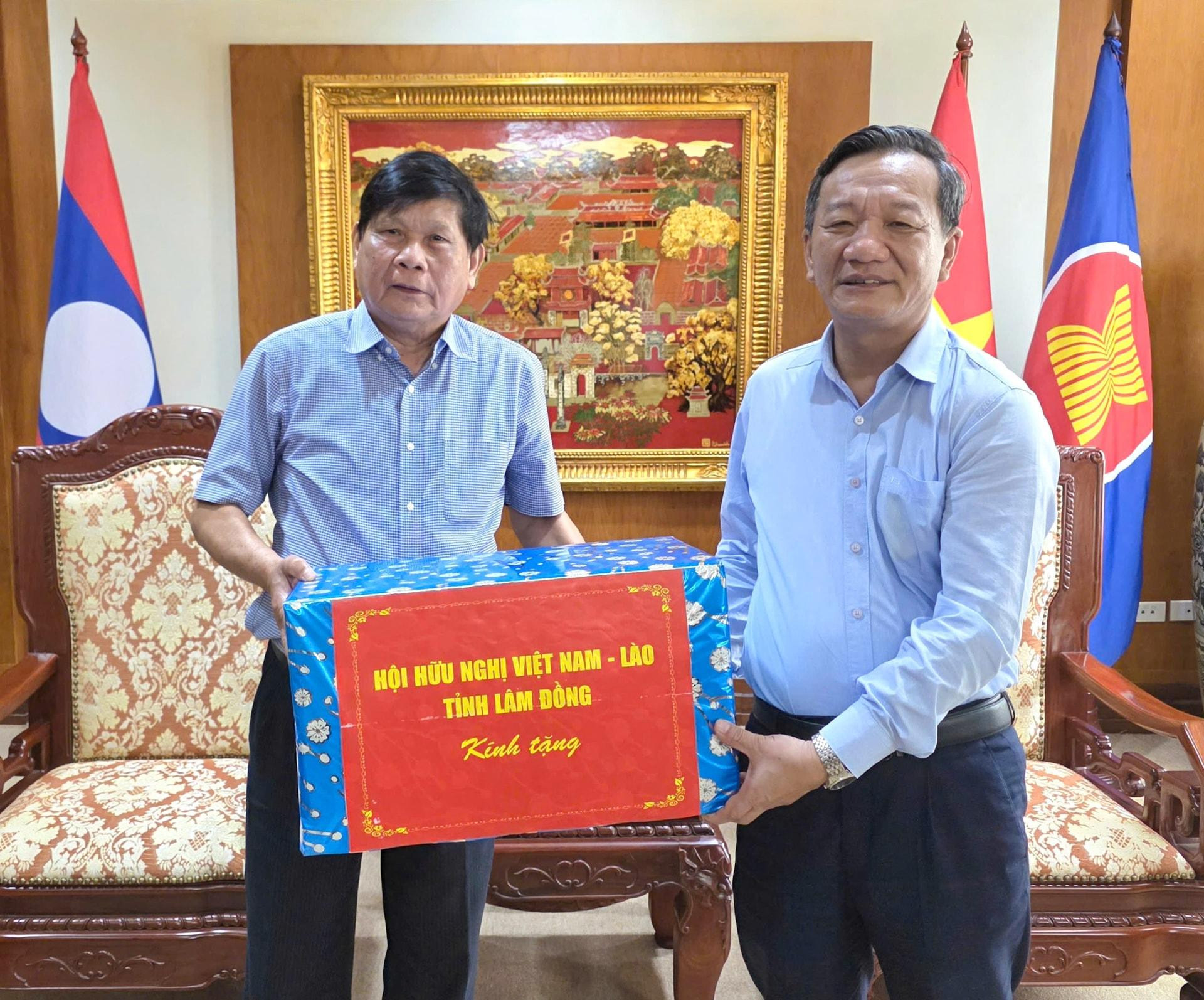 Hội hữu nghị Việt Nam - Lào tỉnh Lâm Đồng tặng quà cho Đại sứ quán nước CHXHCN Việt Nam tại Lào