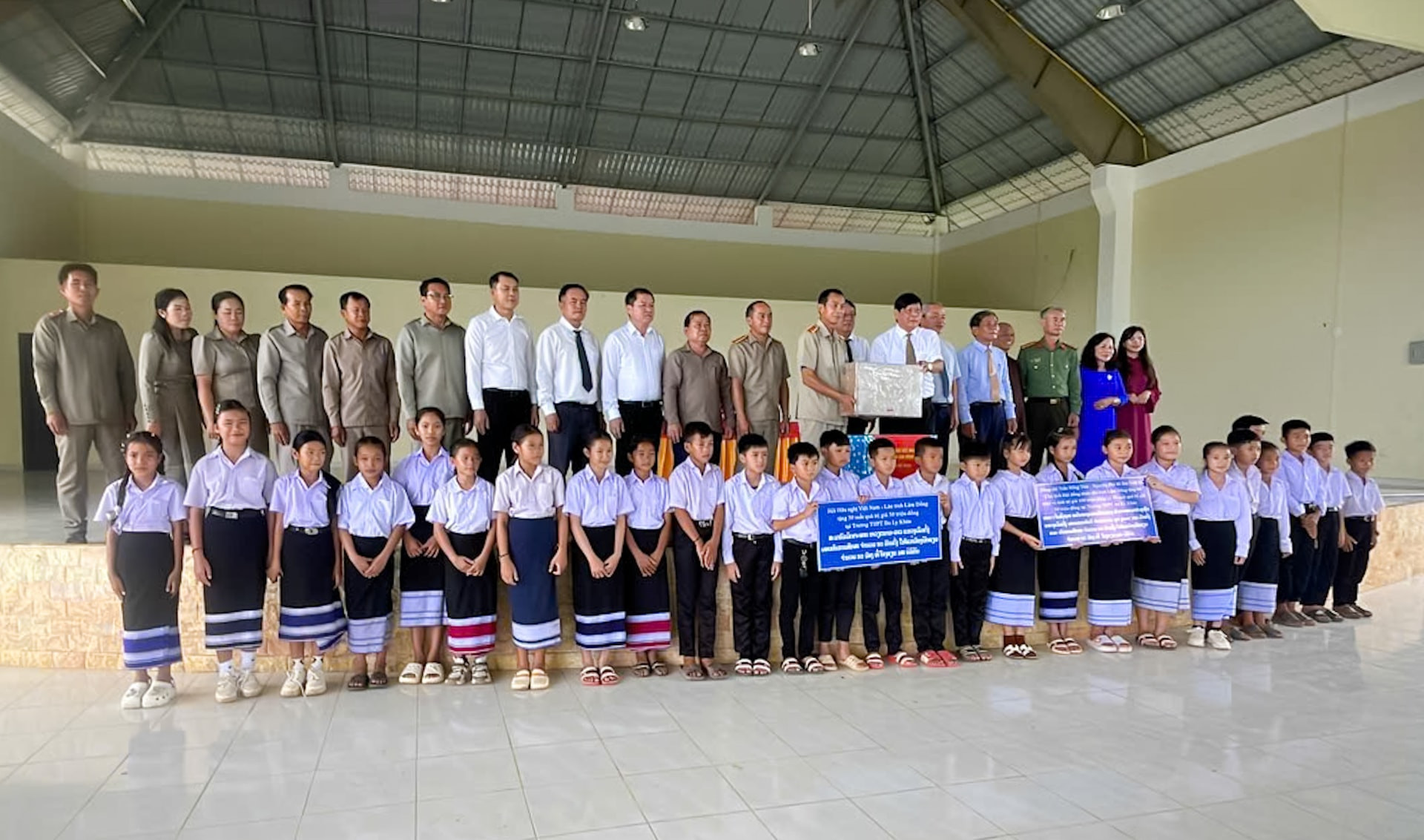 Hội Hữu nghị Việt Nam - Lào tỉnh Lâm Đồng tăng quà cho học sinh nghèo vượt khó tại Lào