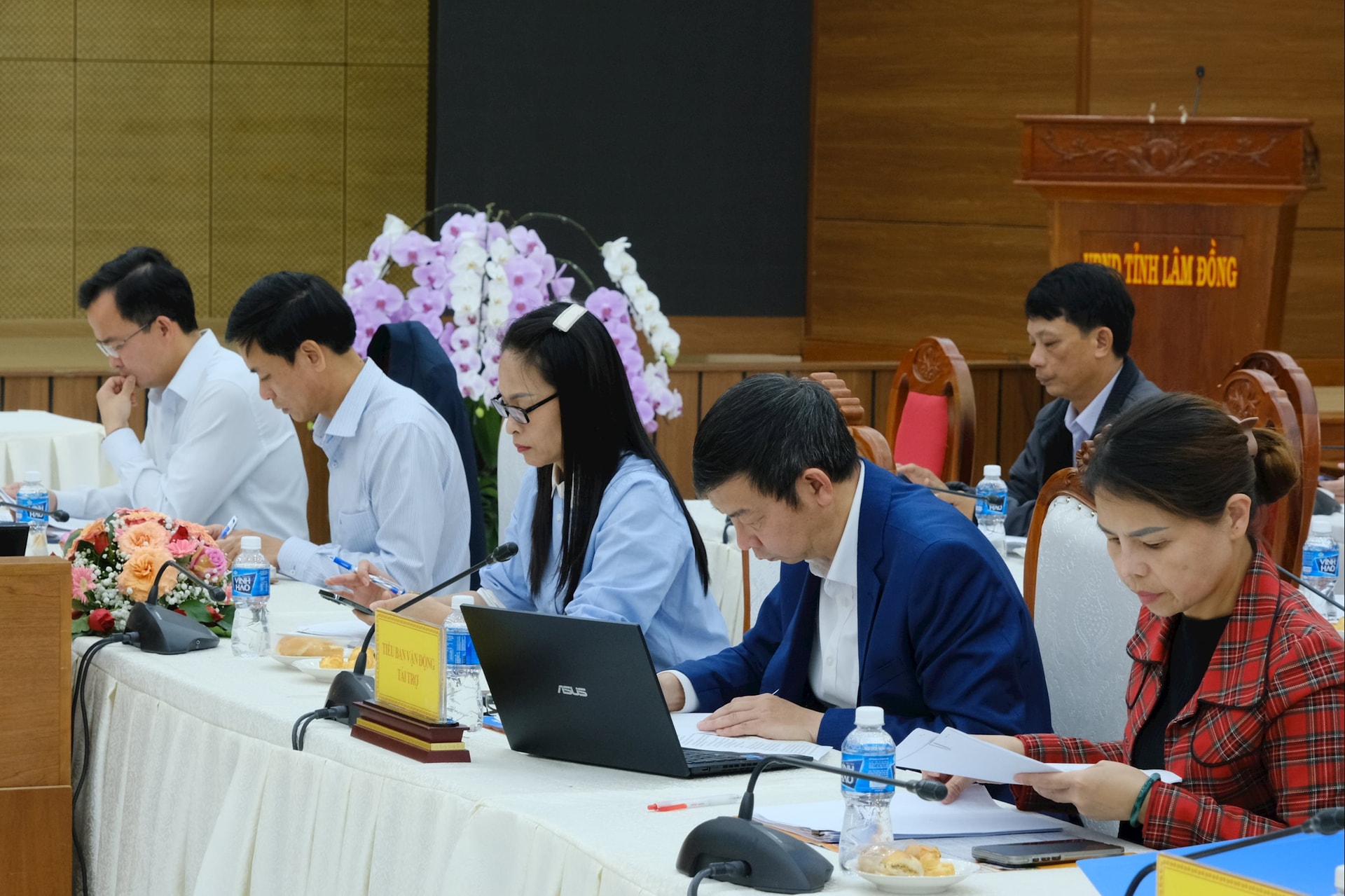 Leaders of departments and branches attended the working session