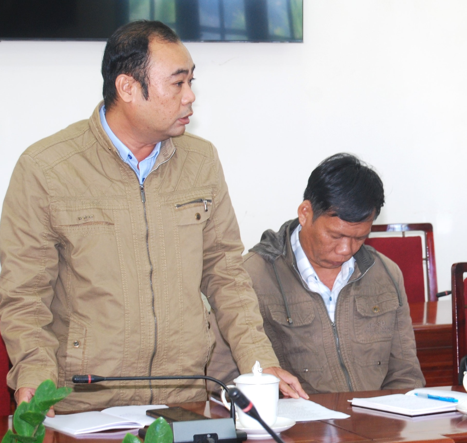 Commune leaders with investment projects speak at the meeting (1)