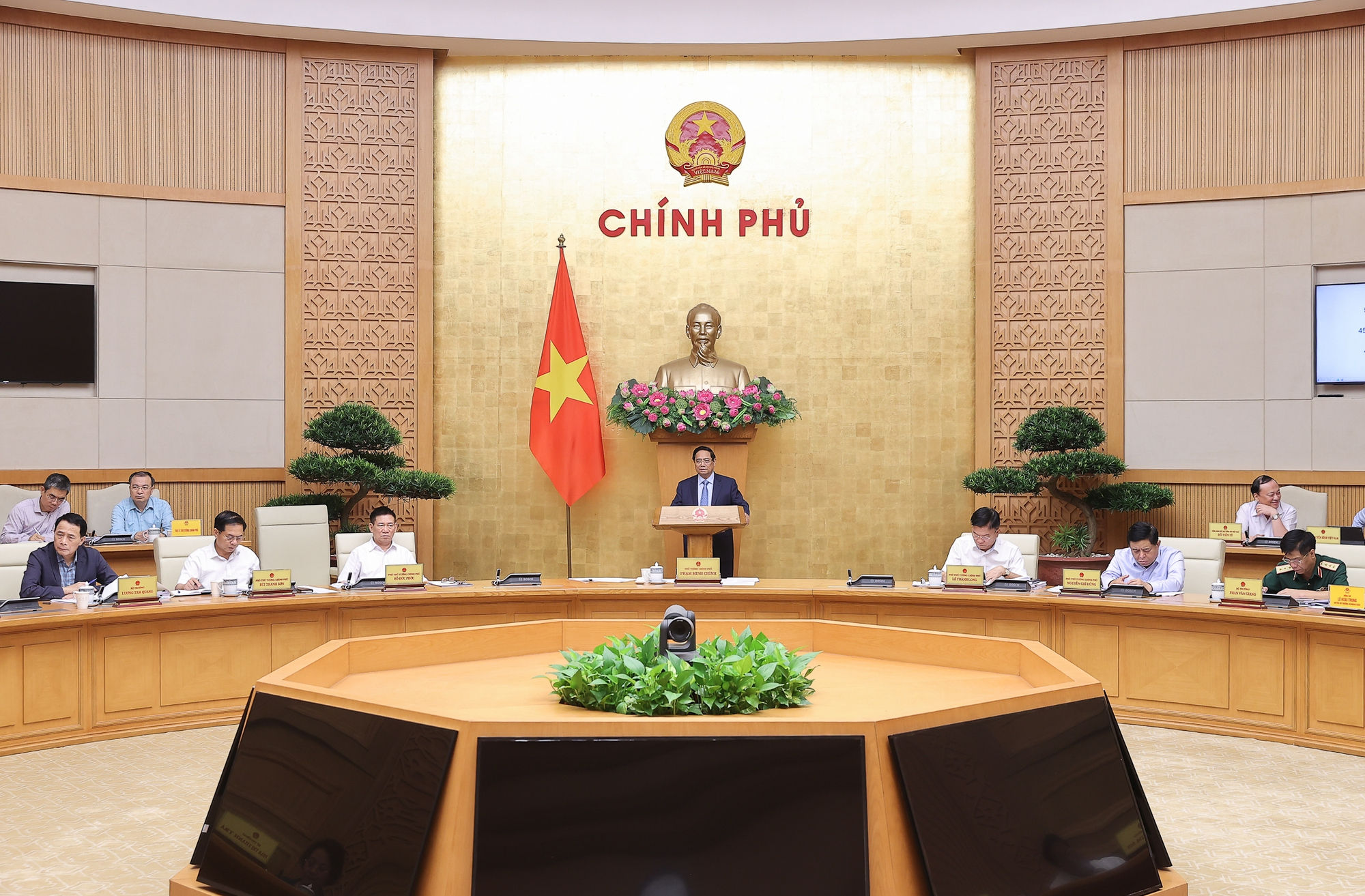 Thủ tướng yêu cầu mở ngay tài khoản trả lương; đến 10/10 phải hoàn thành dứt điểm chi trả chế độ- Ảnh 1.