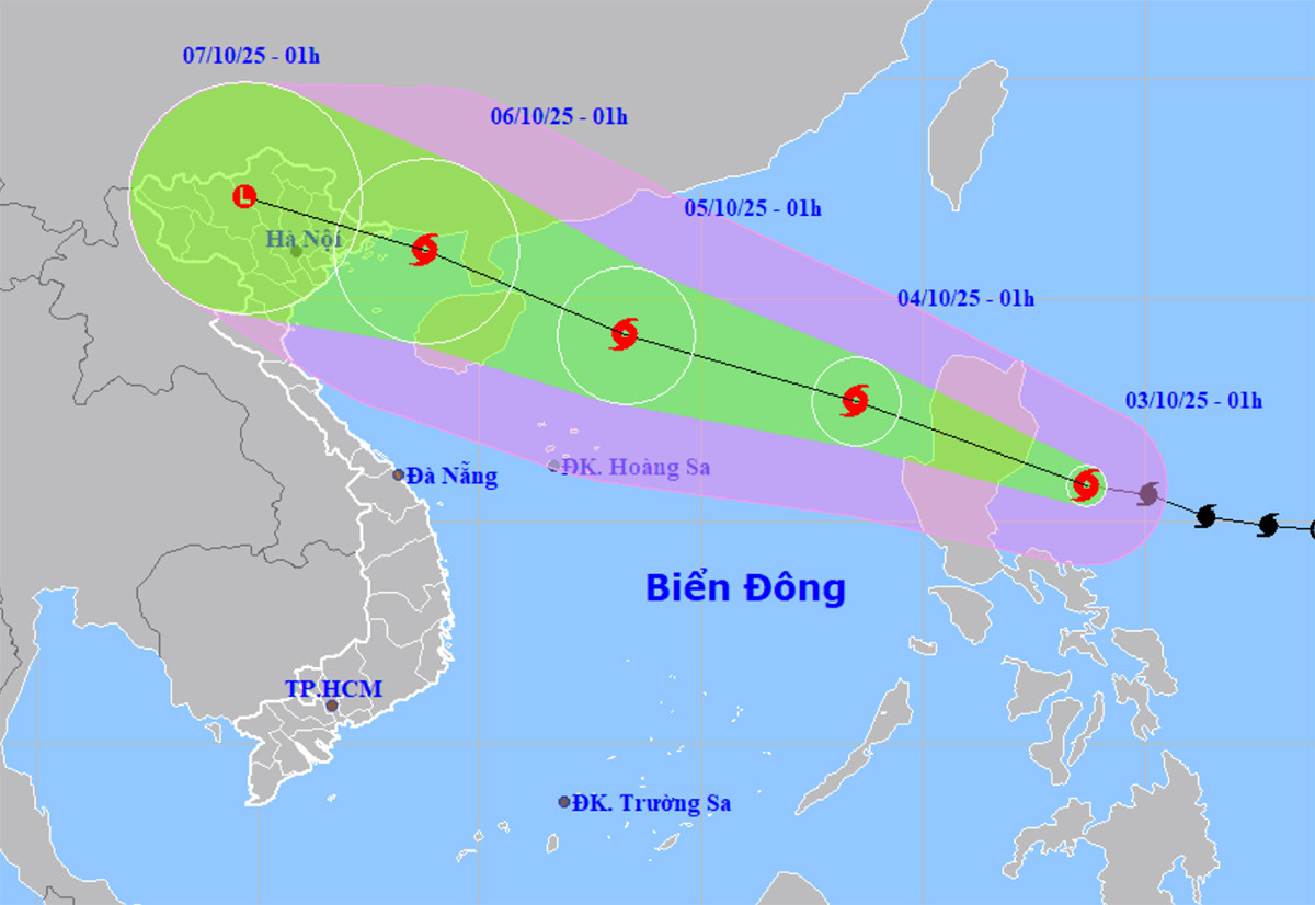 Bản đồ dự báo đường đi, khu vực ảnh hưởng của bão Matmo gần Biển Đông. (Nguồn: NCHMF)