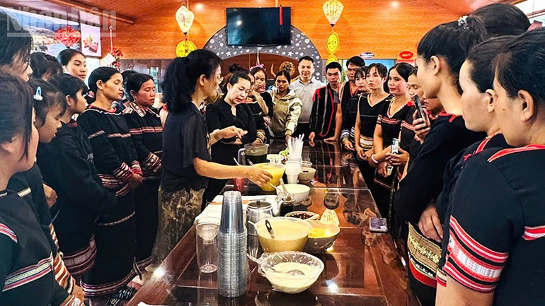 Người dân làng Kép được tập huấn kỹ năng và nghiệp vụ phục vụ bàn, bar (phục vụ bàn và pha chế đồ uống). ndo_tl_a2.jpg