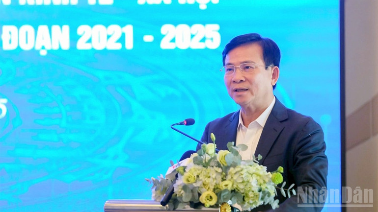 Phó Bí thư Tỉnh ủy, Chủ tịch Ủy ban nhân dân tỉnh Lâm Đồng Hồ Văn Mười phát biểu tại hội nghị. ndo_br_1.jpg