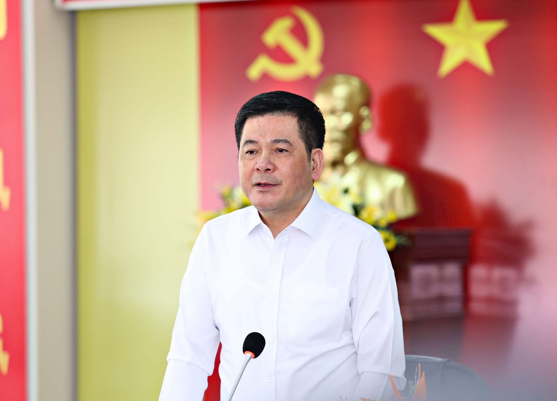 រដ្ឋមន្ត្រីក្រសួងឧស្សាហកម្ម និងពាណិជ្ជកម្ម លោក Nguyen Hong Dien ថ្លែងសុន្ទរកថាក្នុងកិច្ចប្រជុំការងារ