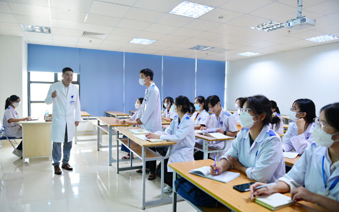 Kiến nghị xem xét miễn giảm học phí cho sinh viên ngành y