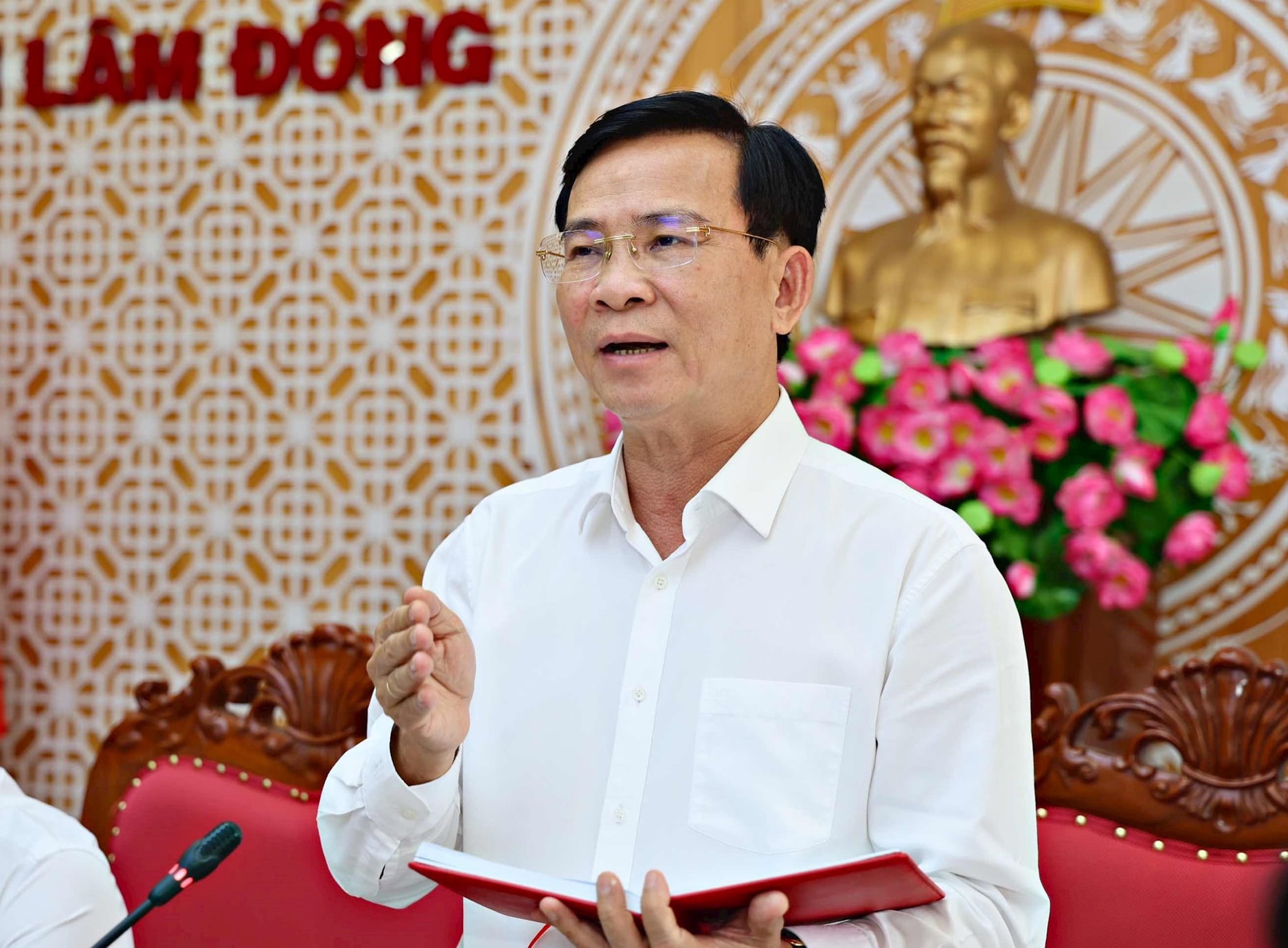 សមមិត្ត Ho Van Muoi ប្រធានគណៈកម្មាធិការប្រជាជនខេត្ត Lam Dong.jpg