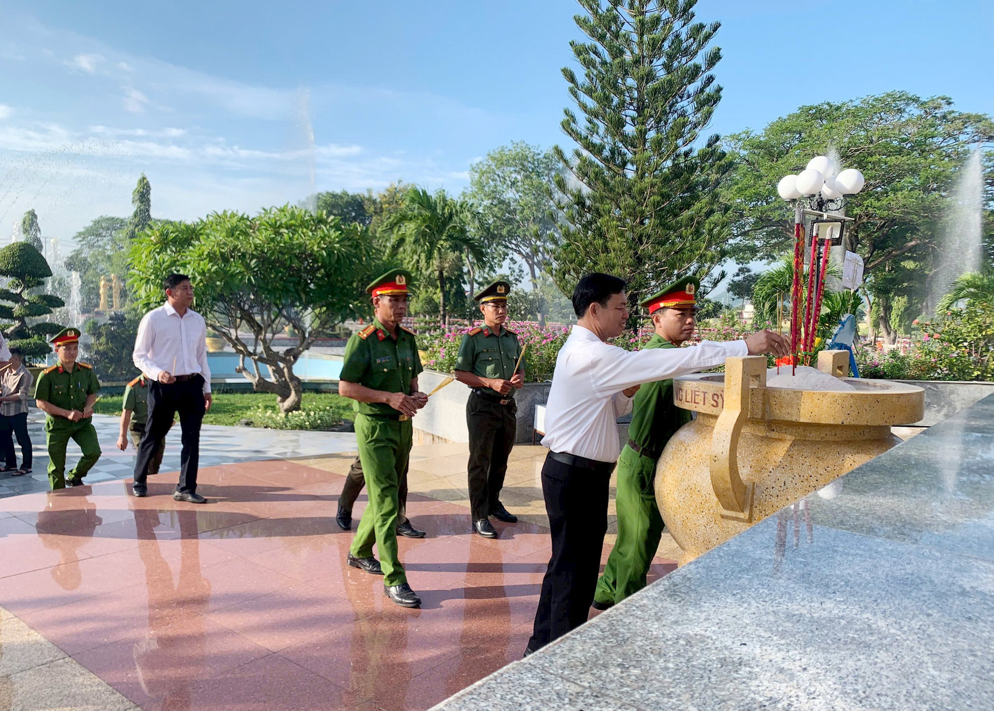 Công an Hồng Sơn dâng hương ở Nghĩa trang Liệt sĩ Hồng Sơn.