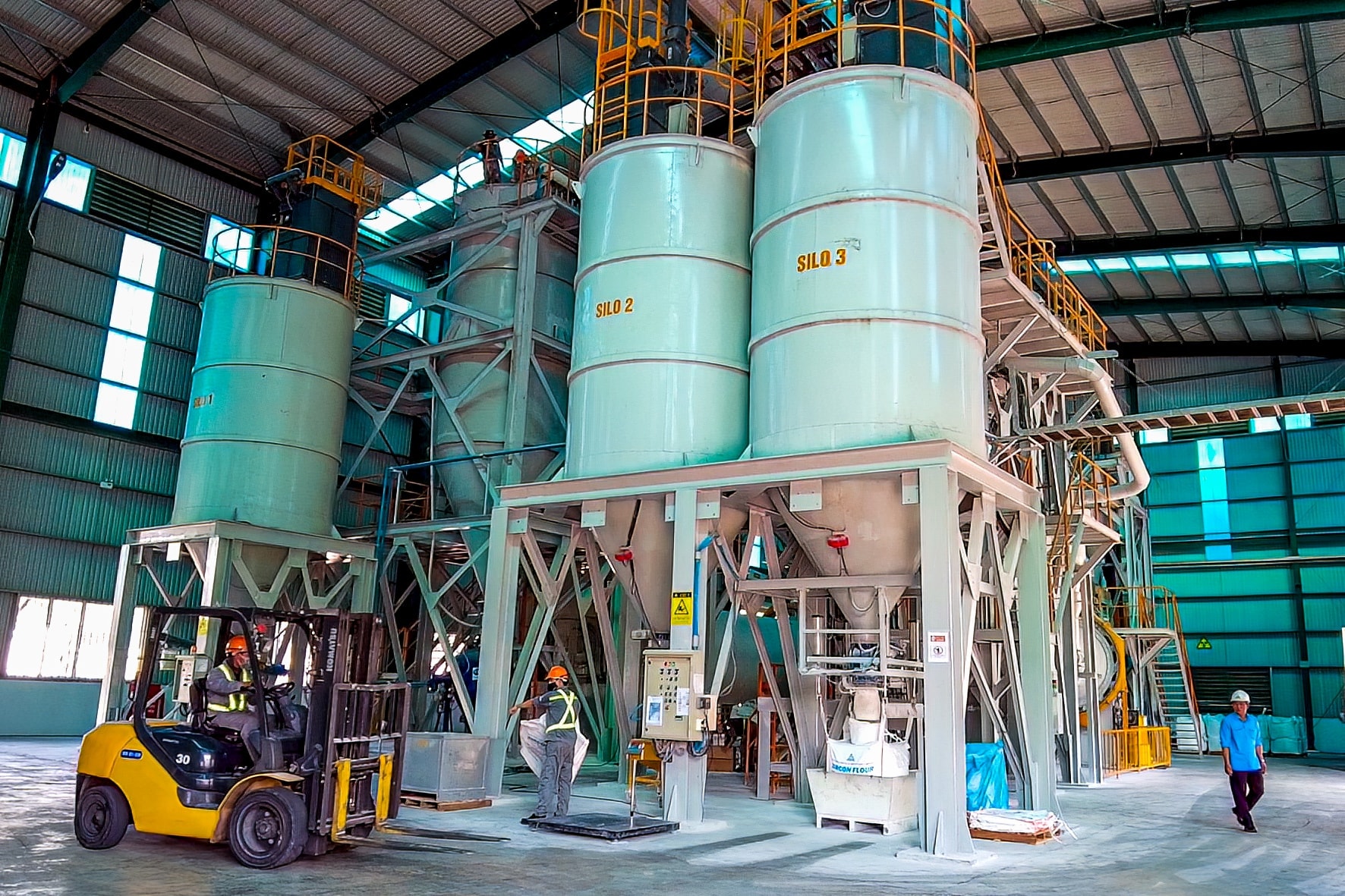 Chế biến Titan ở khu công nghiệp chế biến tập trung khoáng sản Titan Sông Bình.