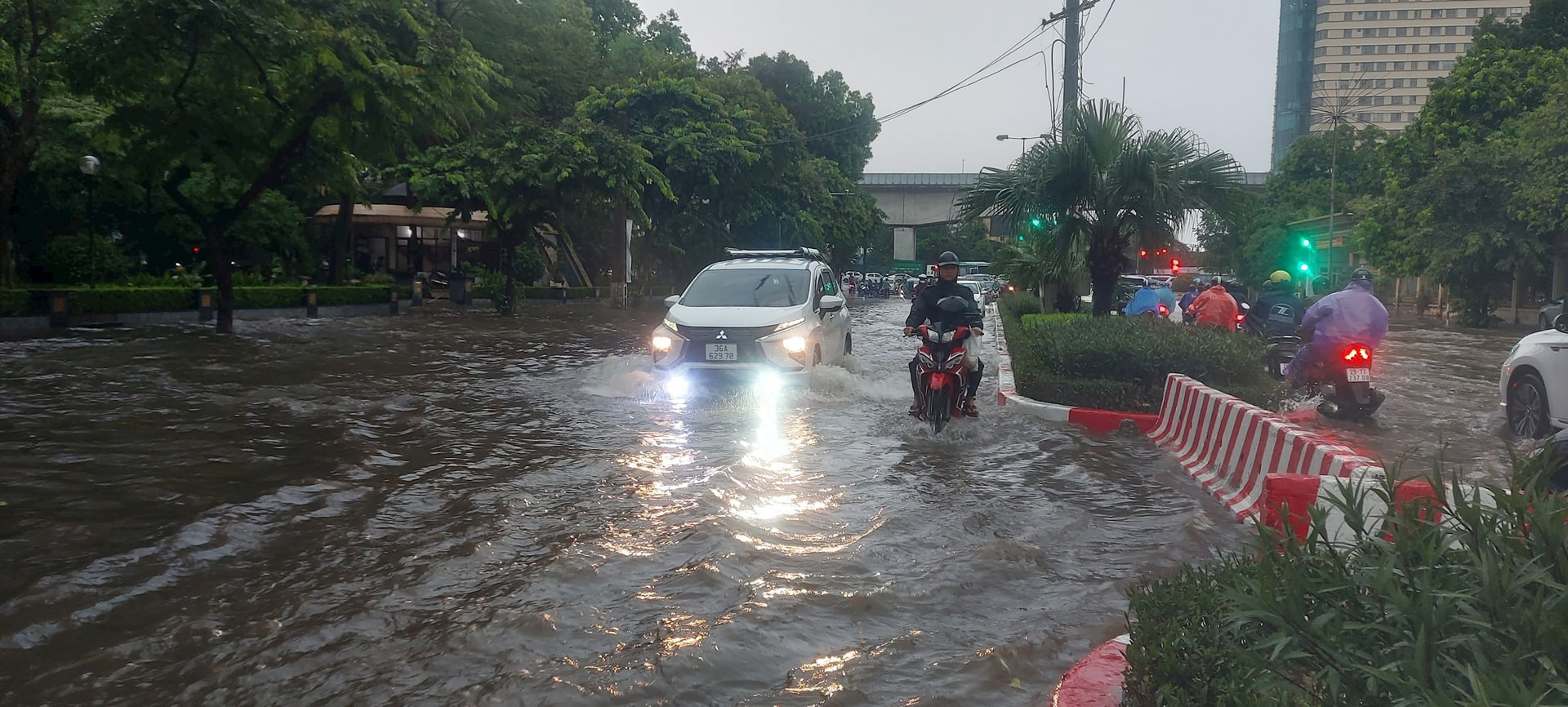 Nhiều tuyến phố nội thành ngập sâu, ảnh hưởng giao thông. Ảnh: Kim Nhuệ