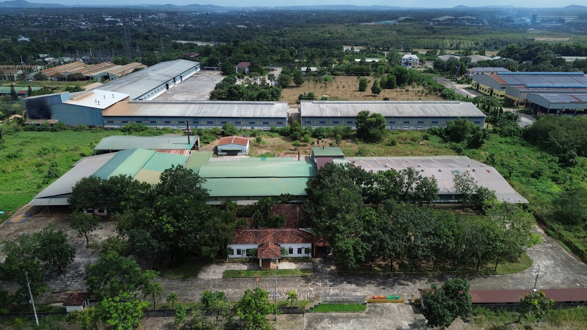 Môi trường đầu tư minh bạch góp phần đưa Lâm Đồng trở thành điểm thu hút đầu tư và tăng tỉ lệ lấp đầy các khu công nghiệp. Trong ảnh KCN Tâm Thắng