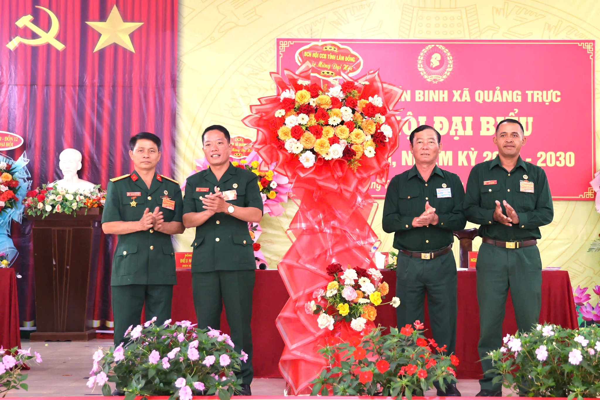Đồng chí Phan Văn Bưu – Phó Chủ tịch Hội CCB tỉnh Lâm Đồng tặng hoa chúc mừng Đại hội