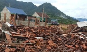 Dông lốc làm đổ sập 2 ngôi nhà kiên cố ở biên giới Nghệ An, nhiều nhà bị tốc mái