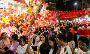 Biển người chen chân trên phố Hàng Mã đón Trung thu sớm 