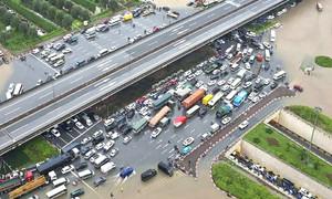 Hà Nội mưa lớn, Đại lộ Thăng Long ngập gần nửa mét, giao thông tê liệt kéo dài
