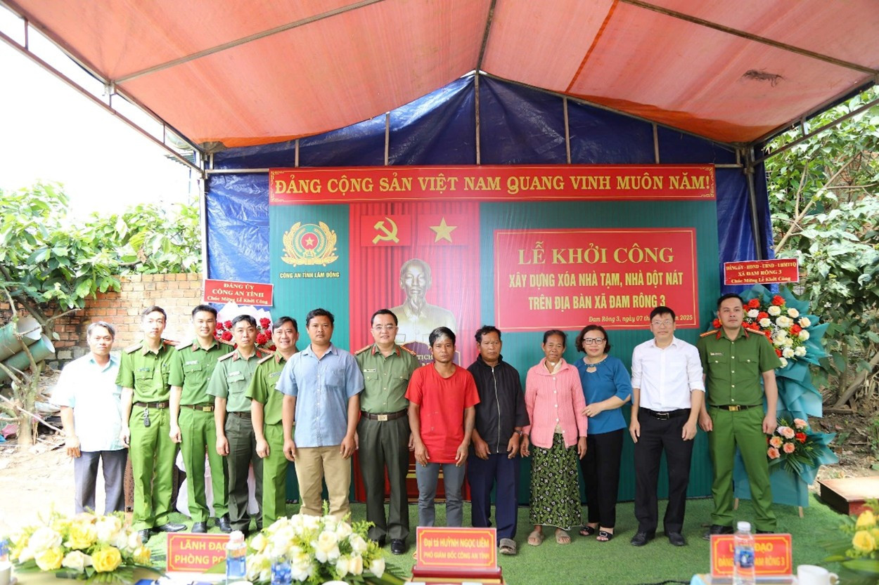 Đại tá Huỳnh Ngọc Liêm, Phó Giám đốc Công an tỉnh chụp cùng với 2 gia đình nghèo được hỗ trợ xây nhà tại xã Đam Rông 3