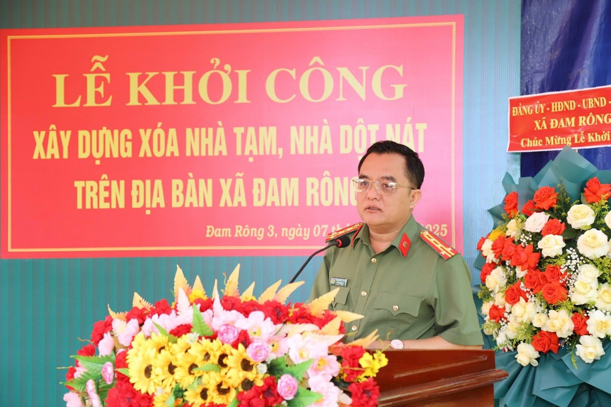 Đại tá Huỳnh Ngọc Liêm, Phó Giám đốc Công an tỉnh dự tại xã Đam Rông 3