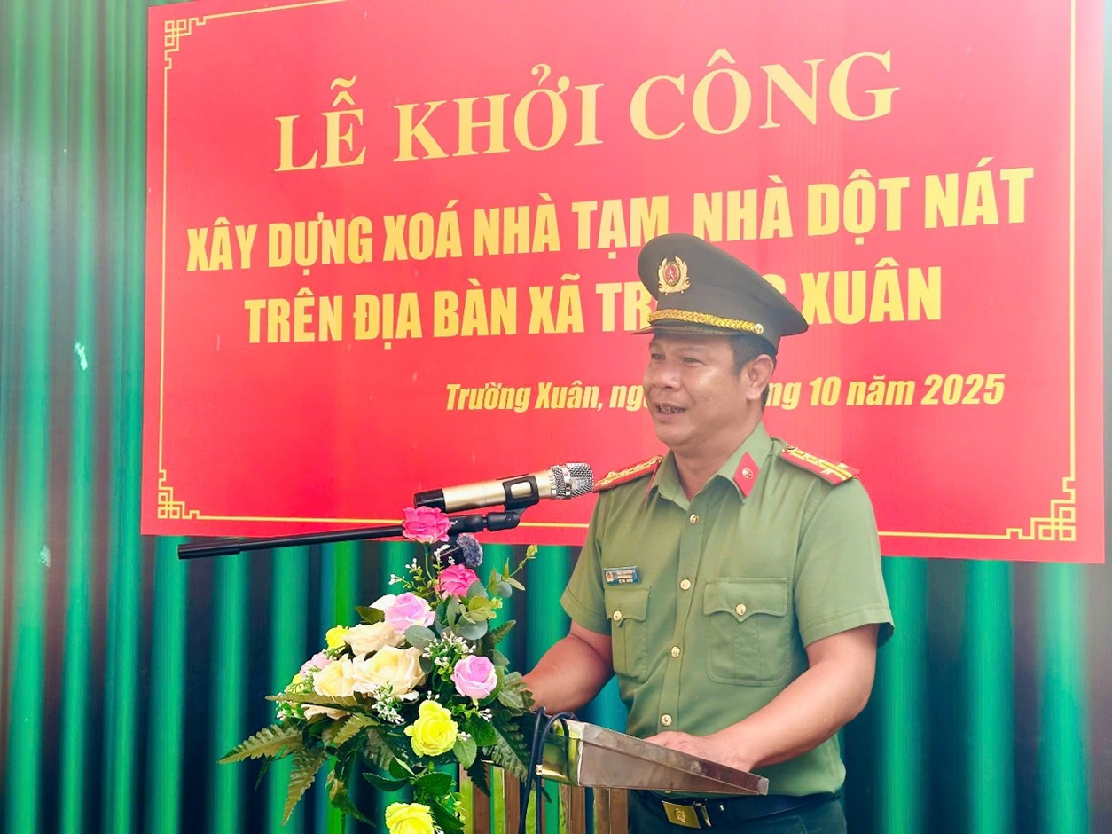 Đại tá Nay Gia Phú, Phó Giám đốc Công an tỉnh dự tại xã Trường Xuân